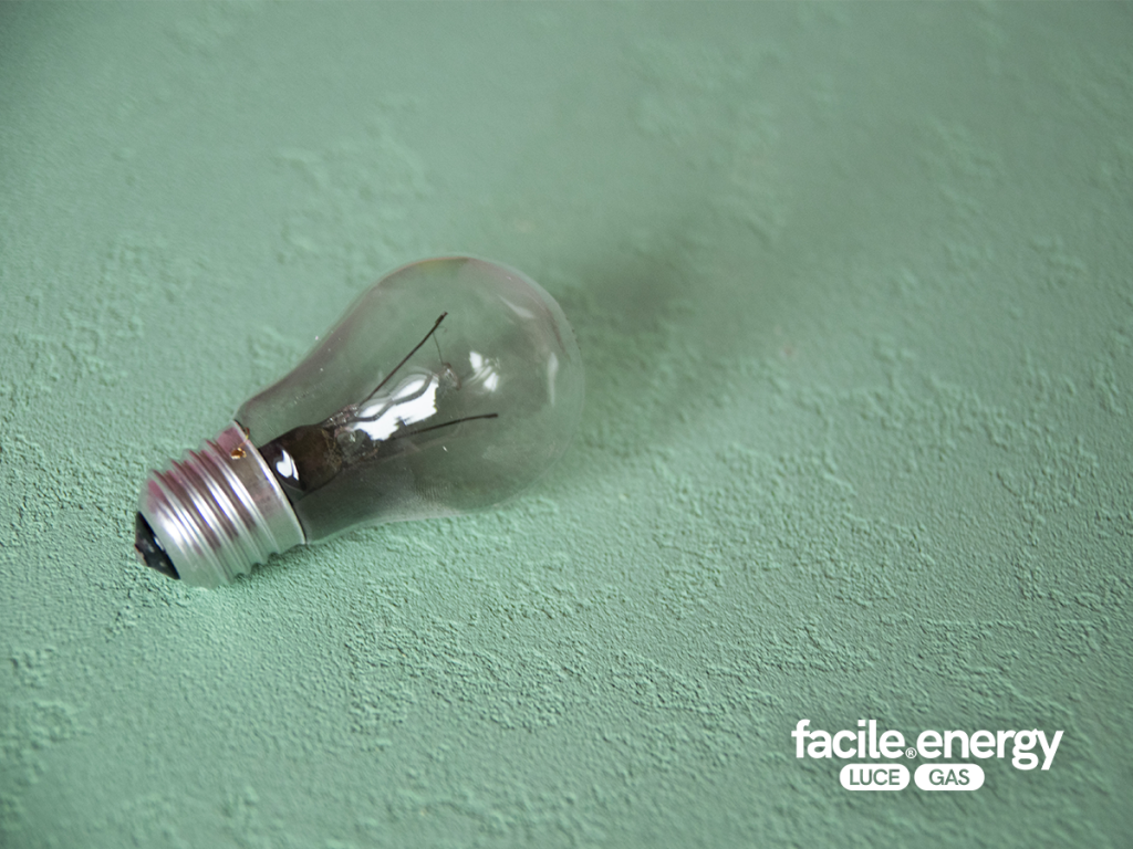 lampadina appoggiata du un tavolo verde
