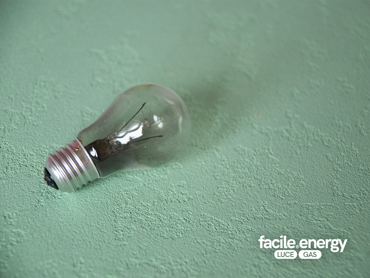 lampadina appoggiata du un tavolo verde